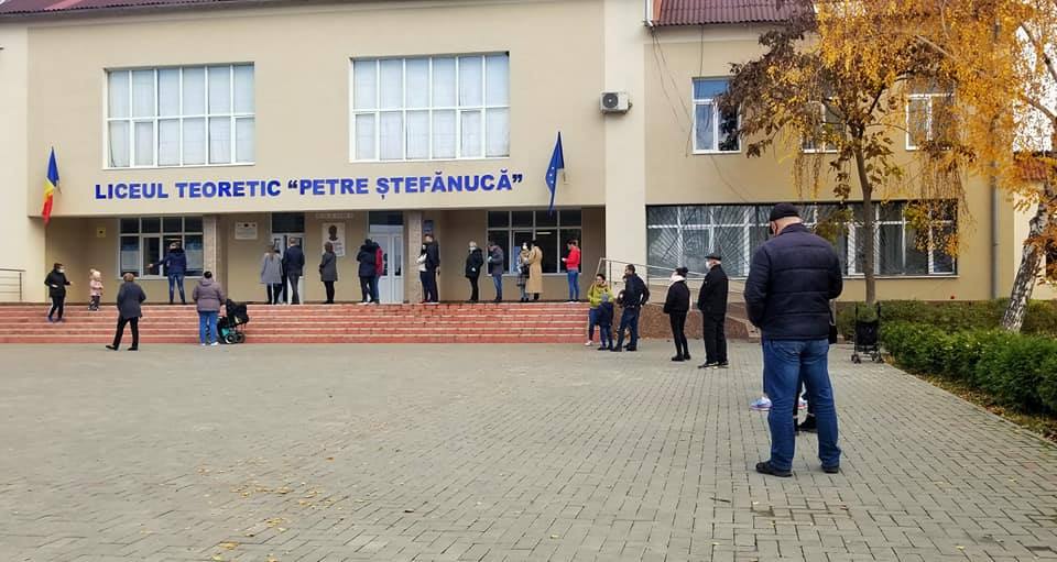 (FOTO) La unele secții de votare din orașul Ialoveni se formează rânduri 3 alegeri tur2 ialoveni3