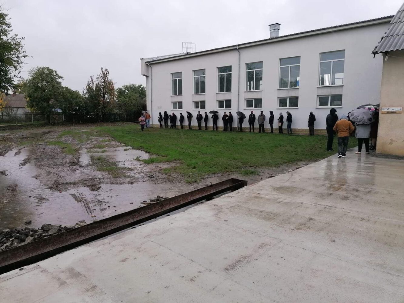 (FOTO) La unele secții de votare din orașul Ialoveni se formează rânduri 5 sectia 15 costeti 2020 2