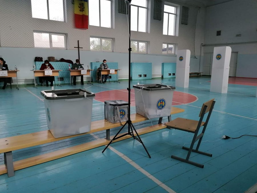 (FOTO) La unele secții de votare din orașul Ialoveni se formează rânduri 6 Secția de votare nr. 15 din satul Costești