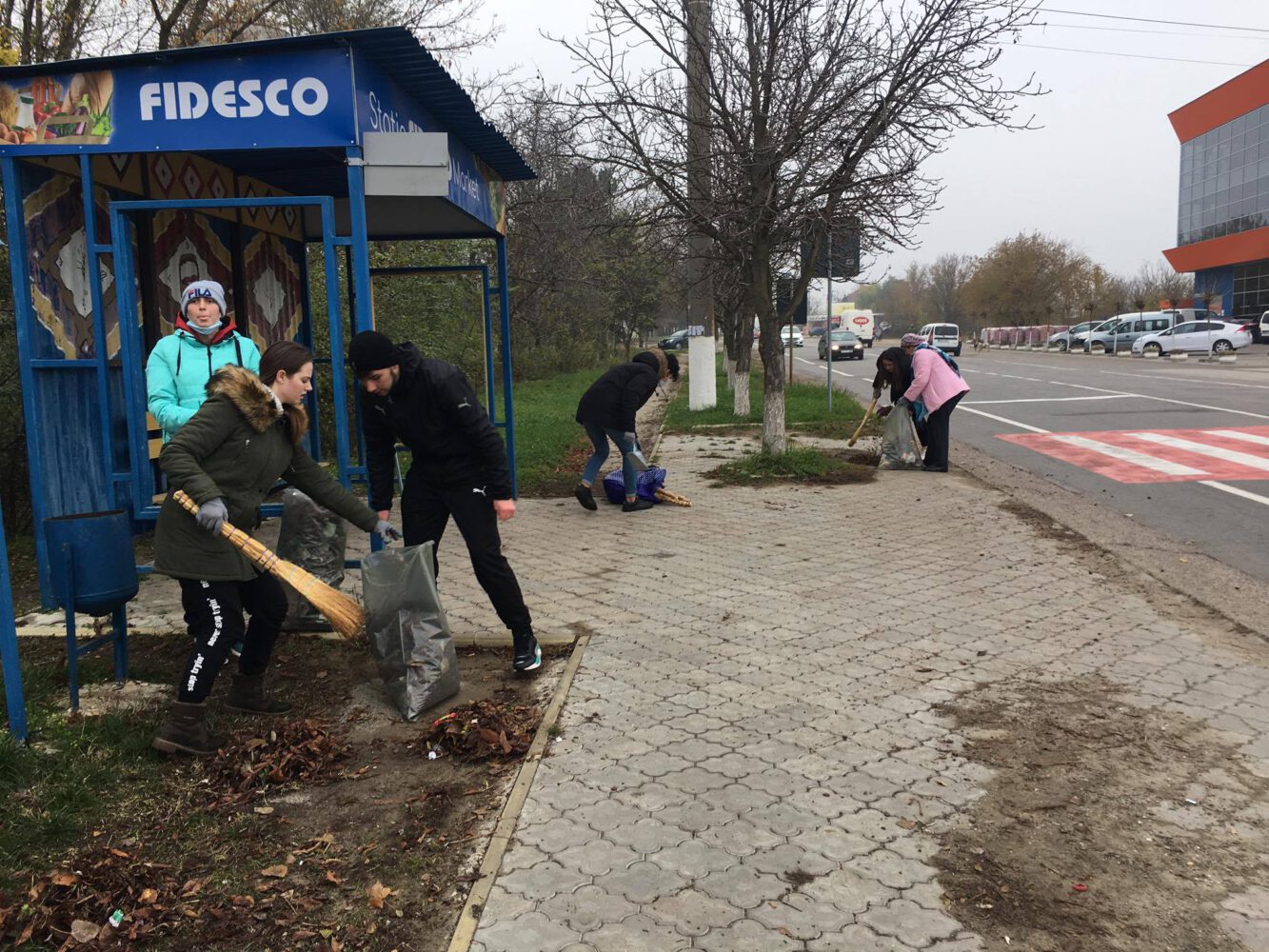 O faptă bună pentru Ialoveni de la liceenii de la „Andrei Vartic” 3 voluntari statii vartic 2