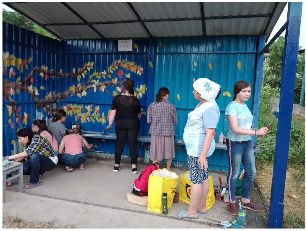 În Ialoveni a început renovarea stațiilor de așteptare. Este nevoie de implicarea voluntarilor 1 209886141 2214227568712773 7634869714561020576 n 1