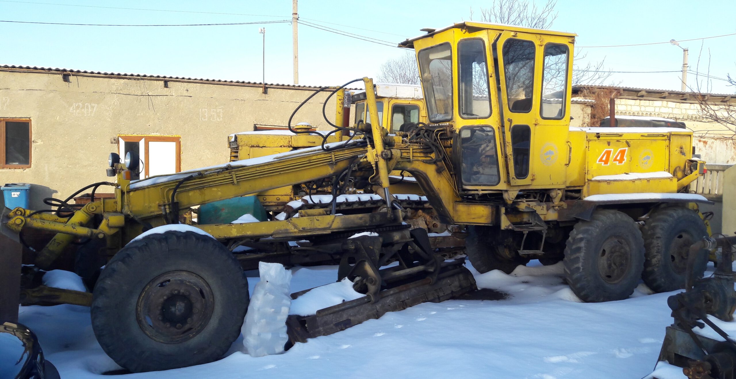 FOTO//După mai multe încercări, Primăria a vândut un autogreider la reducere, cu 70 mii de lei 1 Autogreiderul fotografiat la 9 februarie 2017 scaled