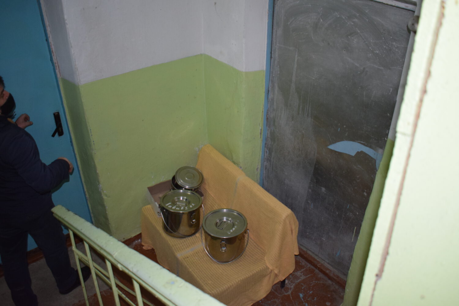 GALERIE FOTO// Spitalul raional Ialoveni a rămas FĂRĂ „bucătărie”. Vor apela la servicii de catering private 19 Cratite cu bucate pregatite sa fie duse la sectia internare