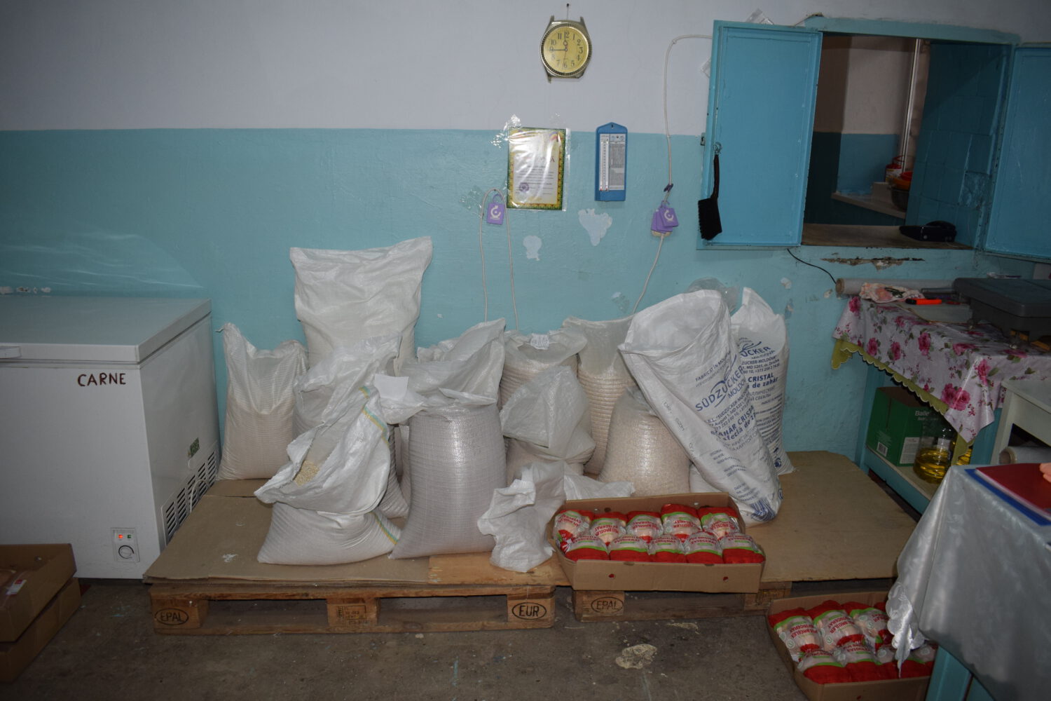 GALERIE FOTO// Spitalul raional Ialoveni a rămas FĂRĂ „bucătărie”. Vor apela la servicii de catering private 8 Depozitul de crupe ulei si niste pui pusi la dezghetat