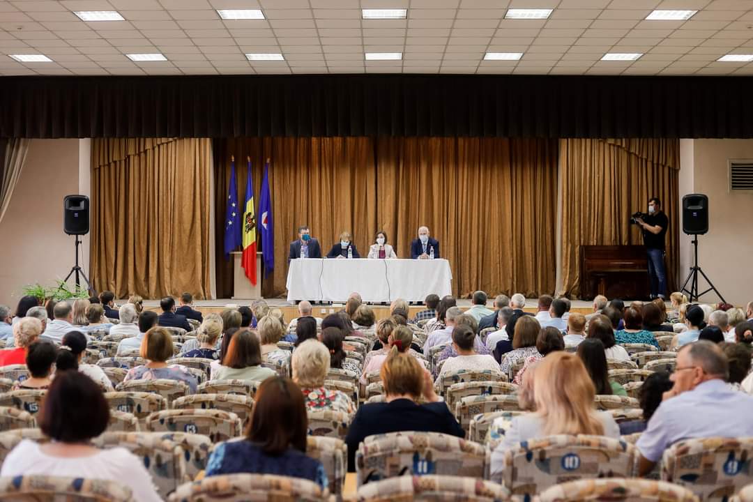 Galerie FOTO// Mesajul președintei Maia Sandu după vizita la Ialoveni 6 Maia Sandu intalnire cu apl si educatie5