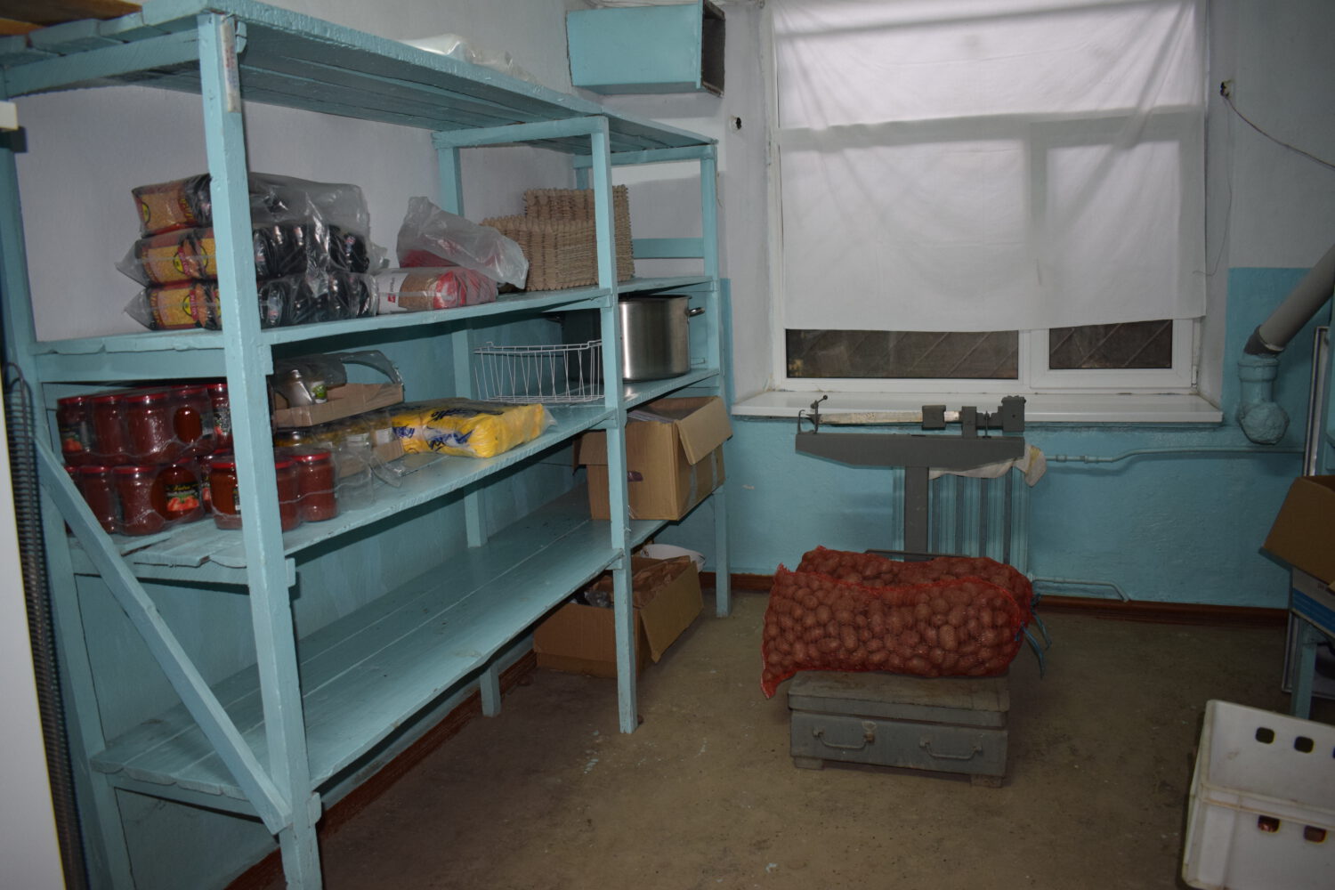 GALERIE FOTO// Spitalul raional Ialoveni a rămas FĂRĂ „bucătărie”. Vor apela la servicii de catering private 7 Rafturile cu conserve si crupe