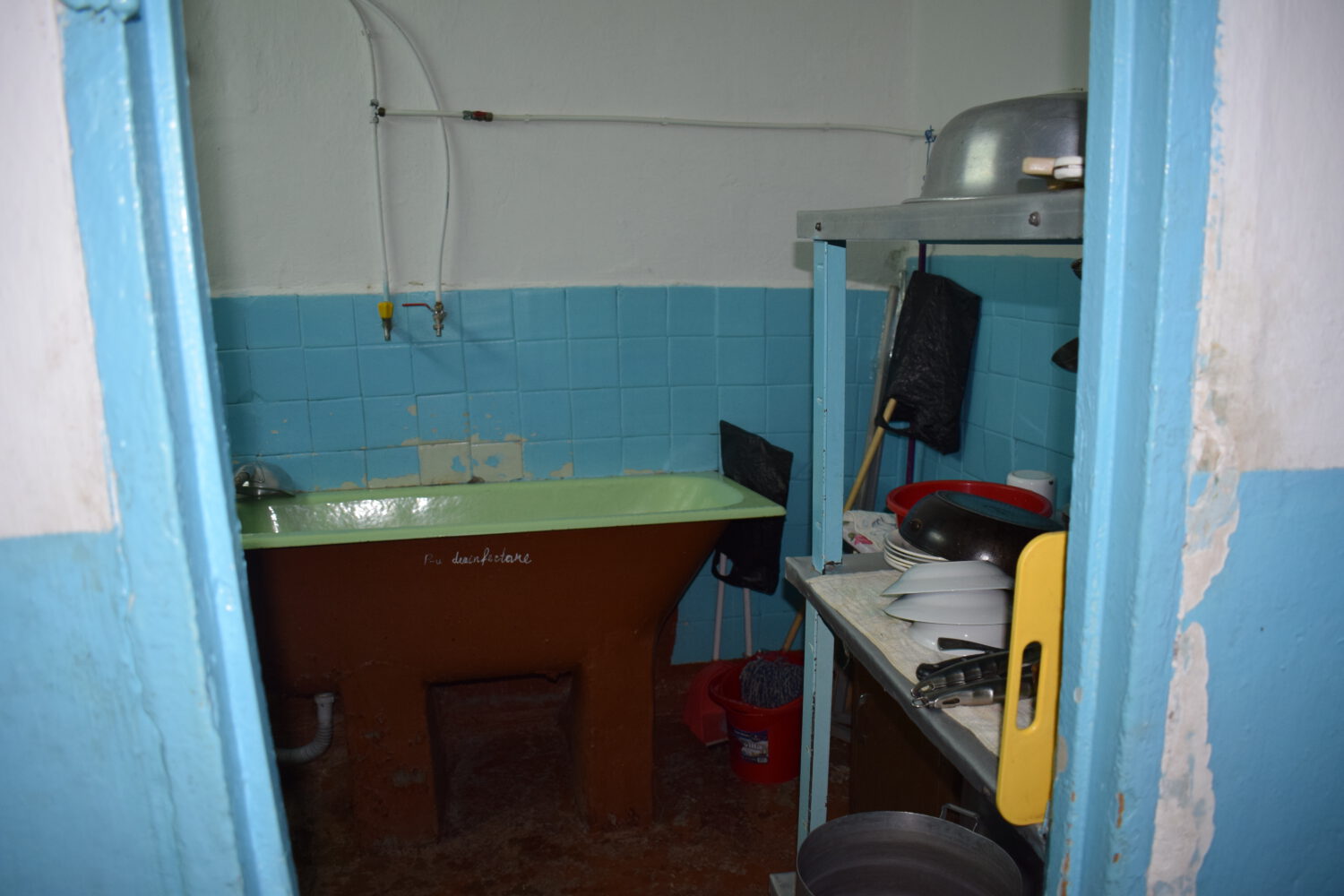GALERIE FOTO// Spitalul raional Ialoveni a rămas FĂRĂ „bucătărie”. Vor apela la servicii de catering private 18 Spatiul si cada pentru dezinfectari 2