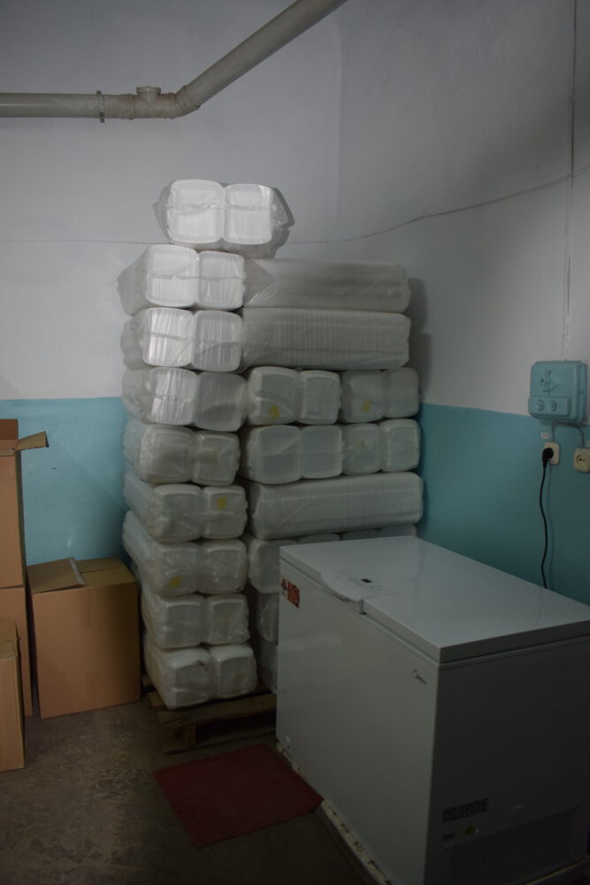 GALERIE FOTO// Spitalul raional Ialoveni a rămas FĂRĂ „bucătărie”. Vor apela la servicii de catering private 16 Vesela de unica folosinta pentru bucatele din sectia Covid