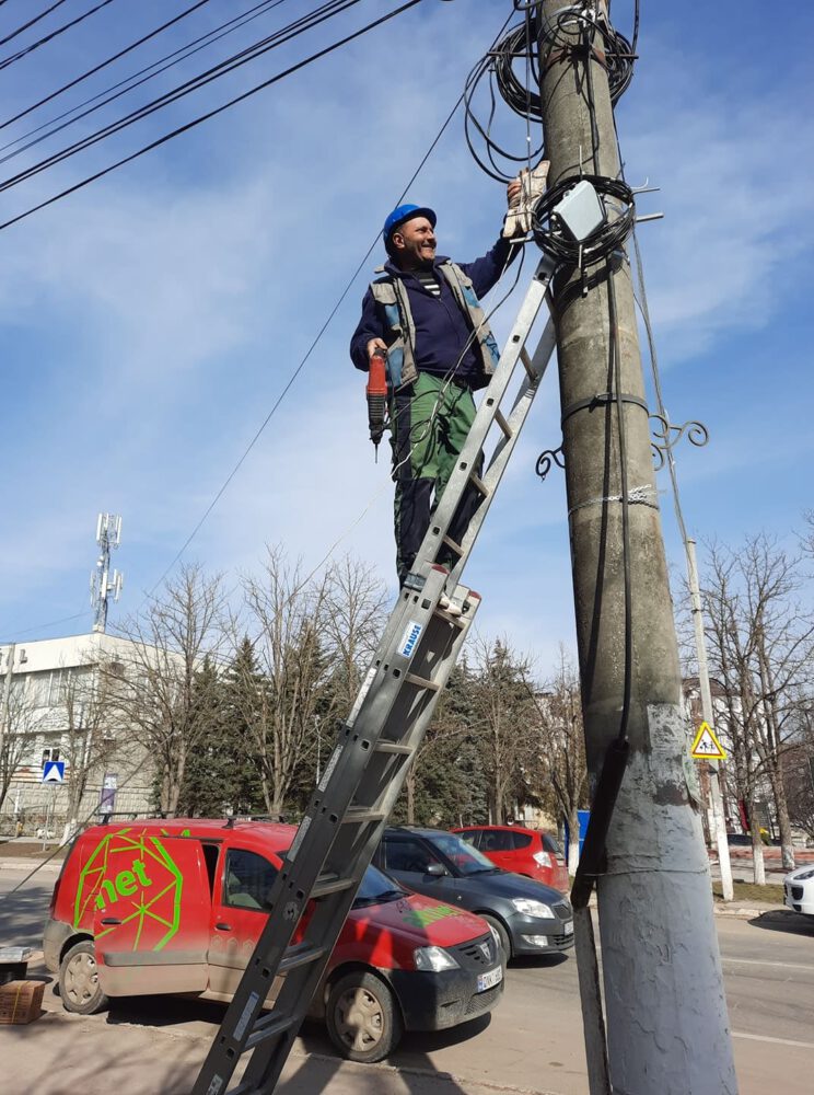 FOTO//Mai multe camere din locuri publice din orașul Ialoveni au fost transmise Inspectoratului de Poliție 5 proces de instalare camera