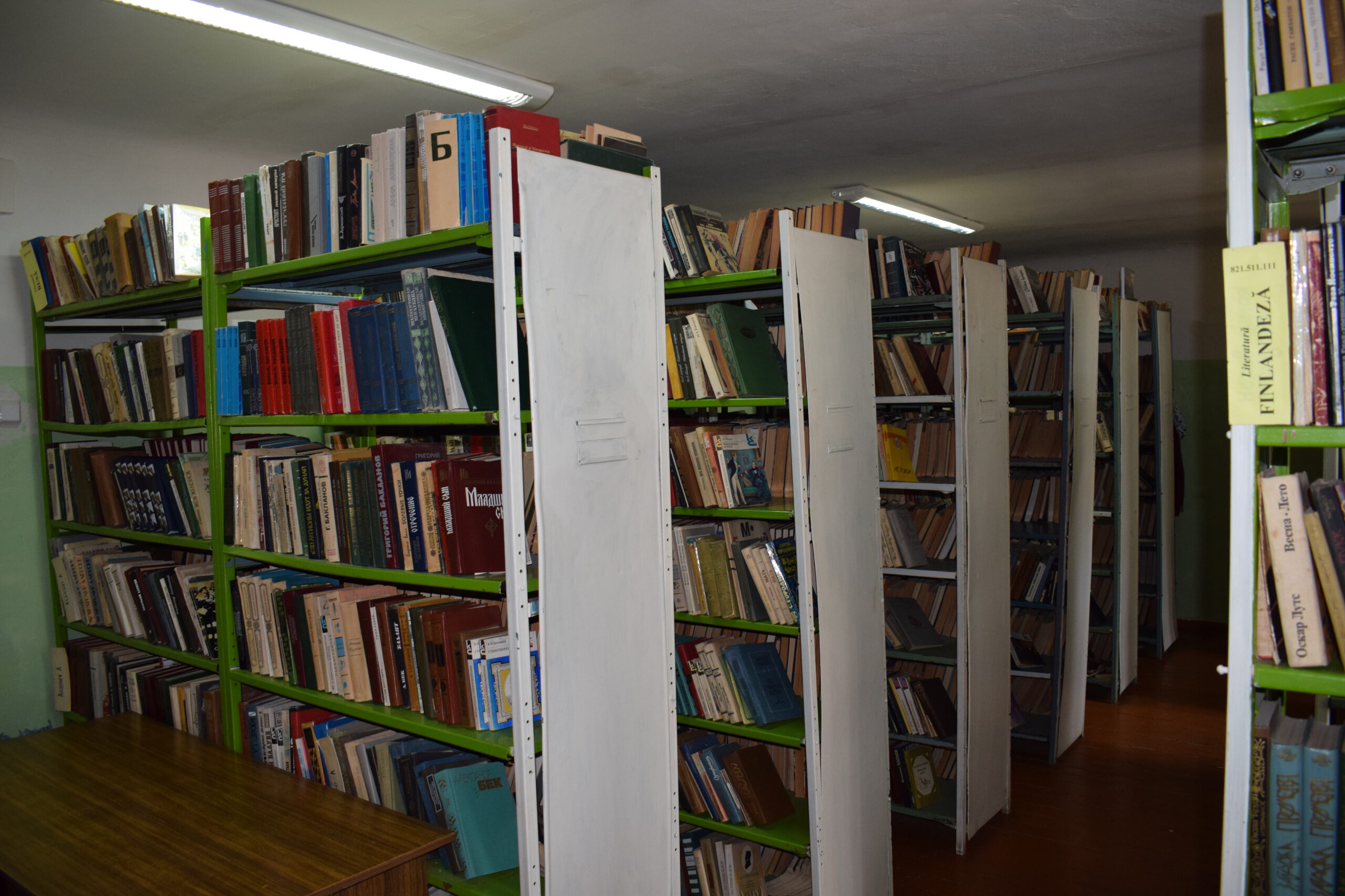 Biblioteca Publică Orșenească „Petre Ștefănucă” și filiala „Nicolae Titulescu” transmisă definitiv din proprietatea orașului Ialoveni în proprietatea raionului Ialoveni 1 rafturi carti biblioteca stefanuca scaled