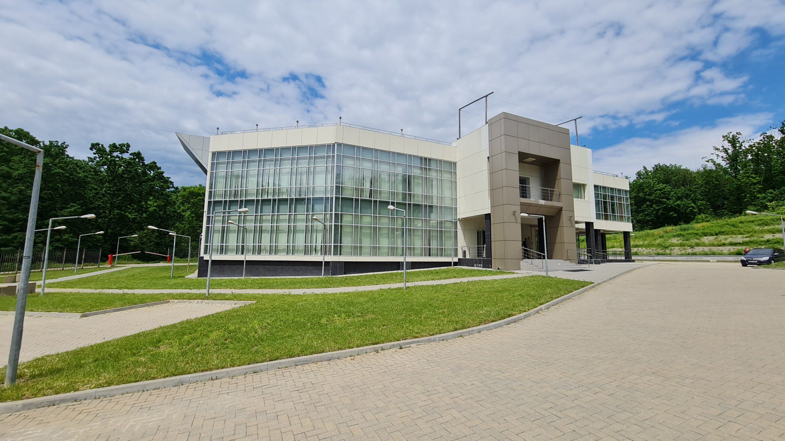 Sălile Centrului de Sprijin a Afacerilor Transfrontaliere se dau în chirie. Ce prețuri a stabilit Consiliul raional 1 centrul transfrontalier 20210604 cladirea exterior 2 scaled