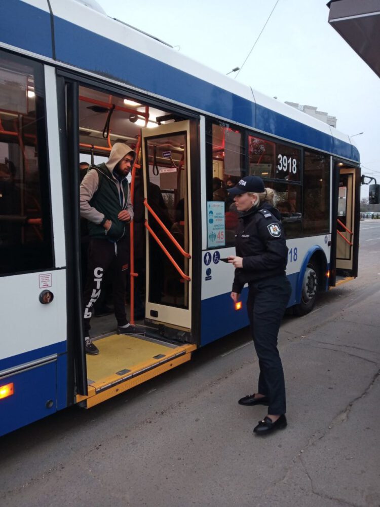 Controale în transportul public din Ialoveni pentru prevenirea și combaterea răspândirii Covid-19 3 control transport public ialoveni 3