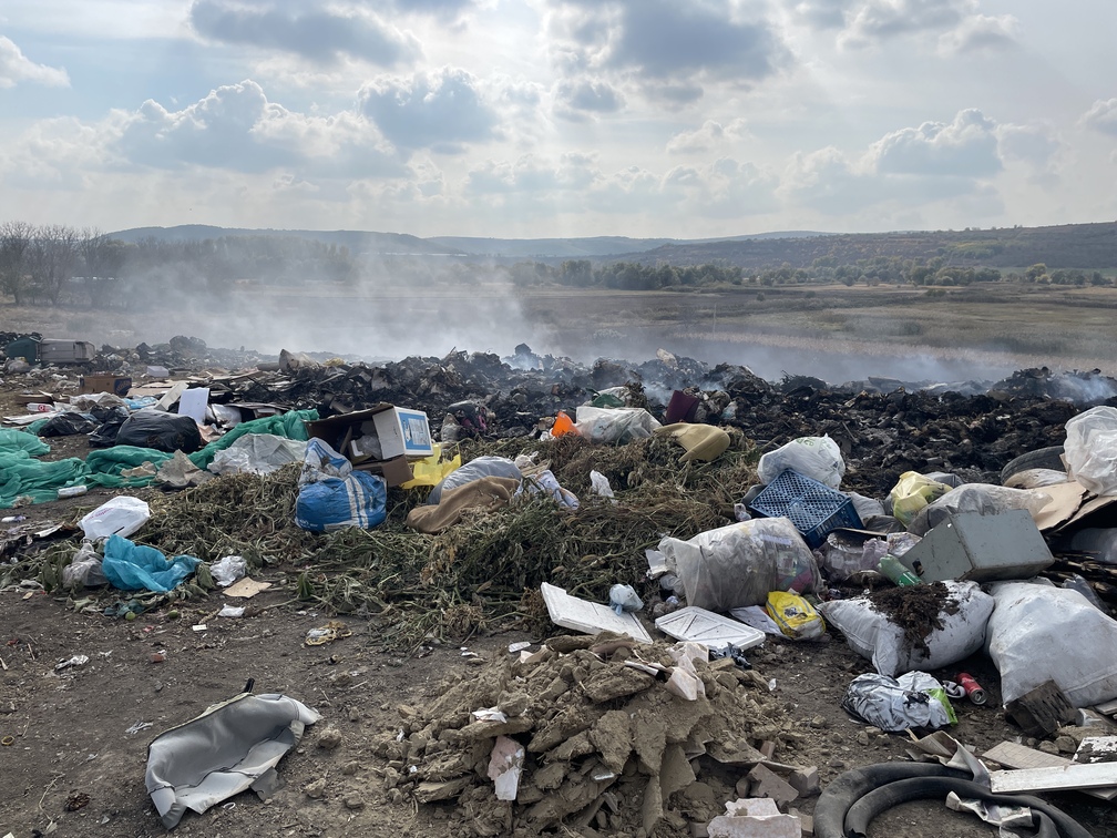 Apel disperat al primarului din Bardar: selectați deșeurile și nu dați foc la gunoiște! 1 gunoiste bardar 3