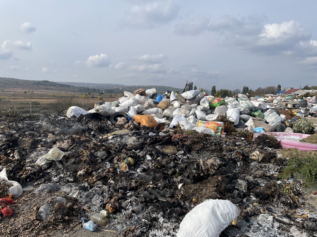 Apel disperat al primarului din Bardar: selectați deșeurile și nu dați foc la gunoiște! 3 gunoiste bardar 4