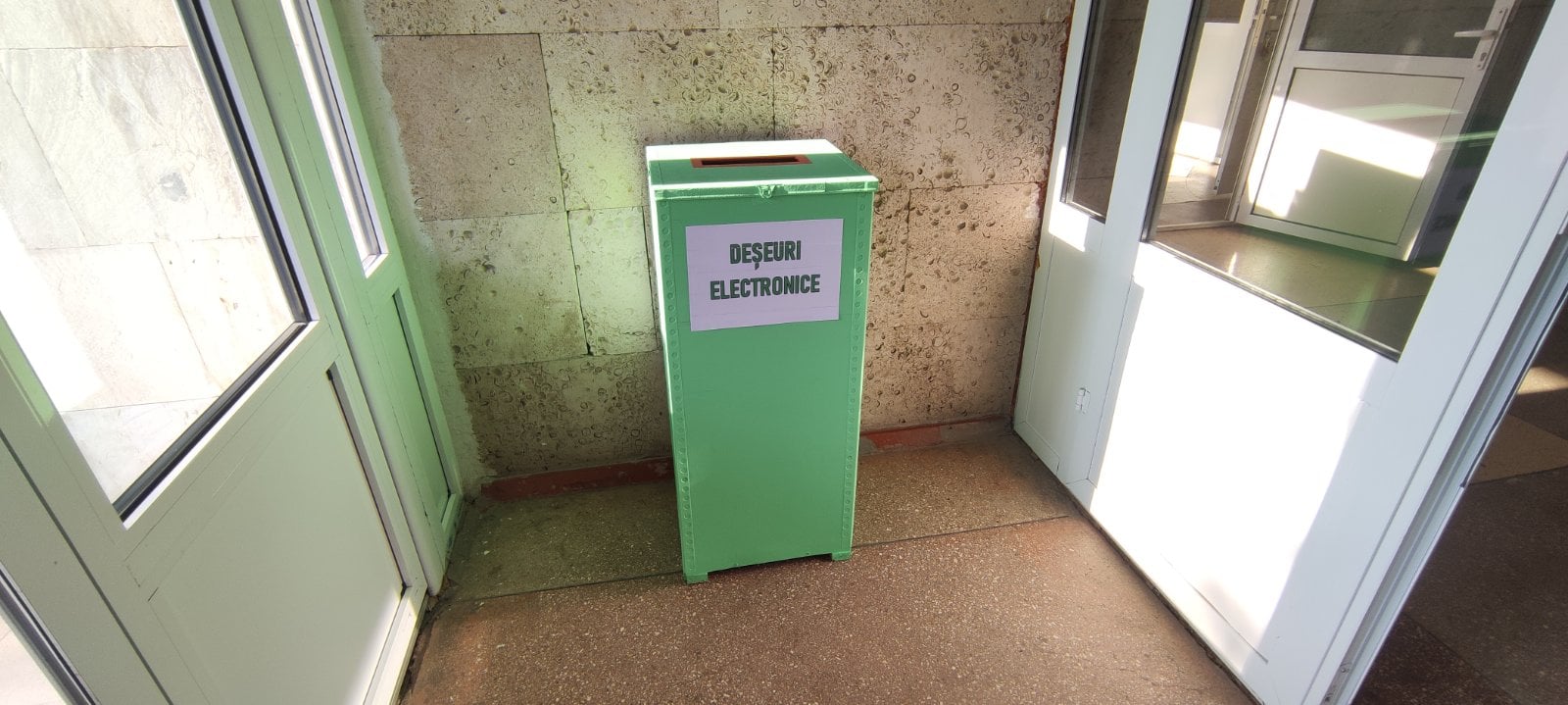 Pubelă de colectare a bateriilor uzate, instalată la Bardar. Primăria face apel către localnici 1 pubela bardar