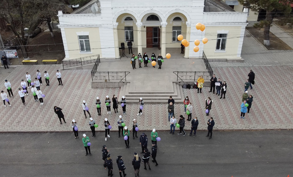 VIDEO// Voluntari și polițiști au organizat un Flashmob în centrul orașului Ialoveni 1 flashmob youth klinic 2021
