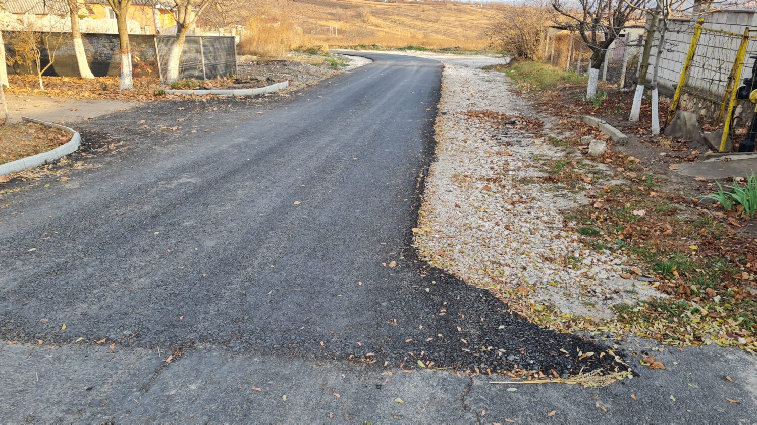 GALERIE FOTO cu asfaltul de pe strada Sf. Vineri din sectorul Albeni 4 str Sf Vineri asfalt 1