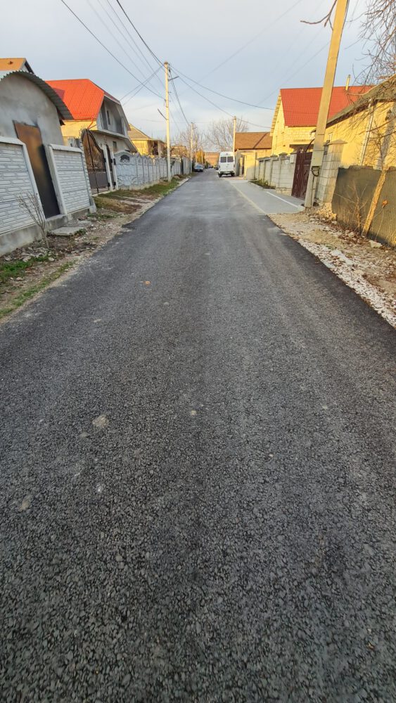 GALERIE FOTO cu asfaltul de pe strada Sf. Vineri din sectorul Albeni 12 str Sf Vineri asfalt 10