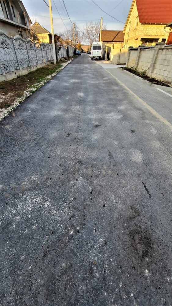GALERIE FOTO cu asfaltul de pe strada Sf. Vineri din sectorul Albeni 13 str Sf Vineri asfalt 11