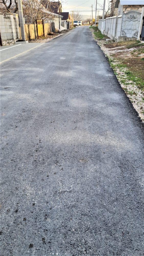 GALERIE FOTO cu asfaltul de pe strada Sf. Vineri din sectorul Albeni 14 str Sf Vineri asfalt 12