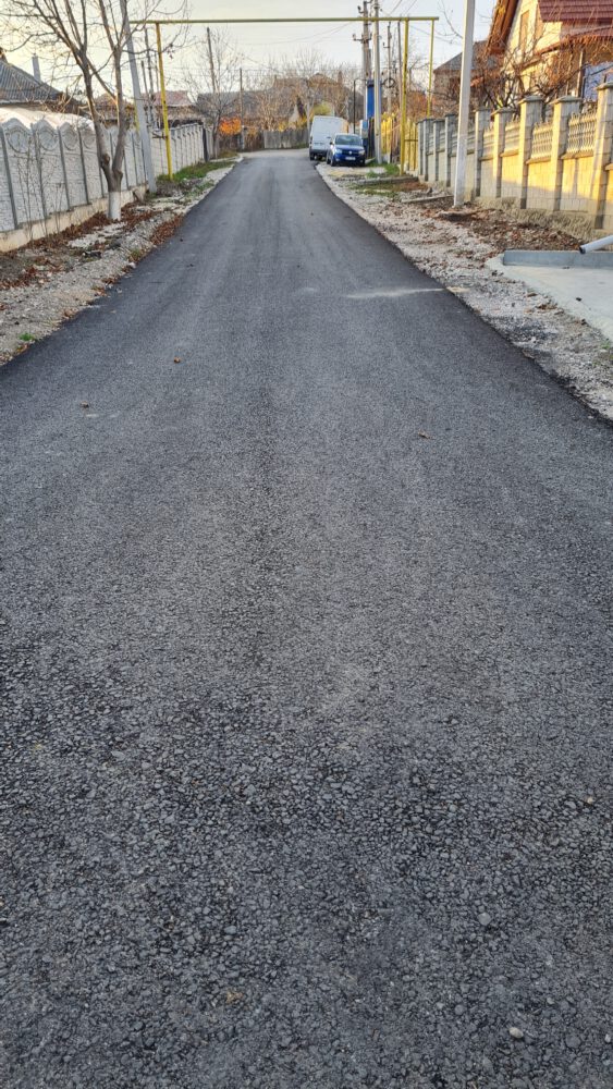 GALERIE FOTO cu asfaltul de pe strada Sf. Vineri din sectorul Albeni 18 str Sf Vineri asfalt 16
