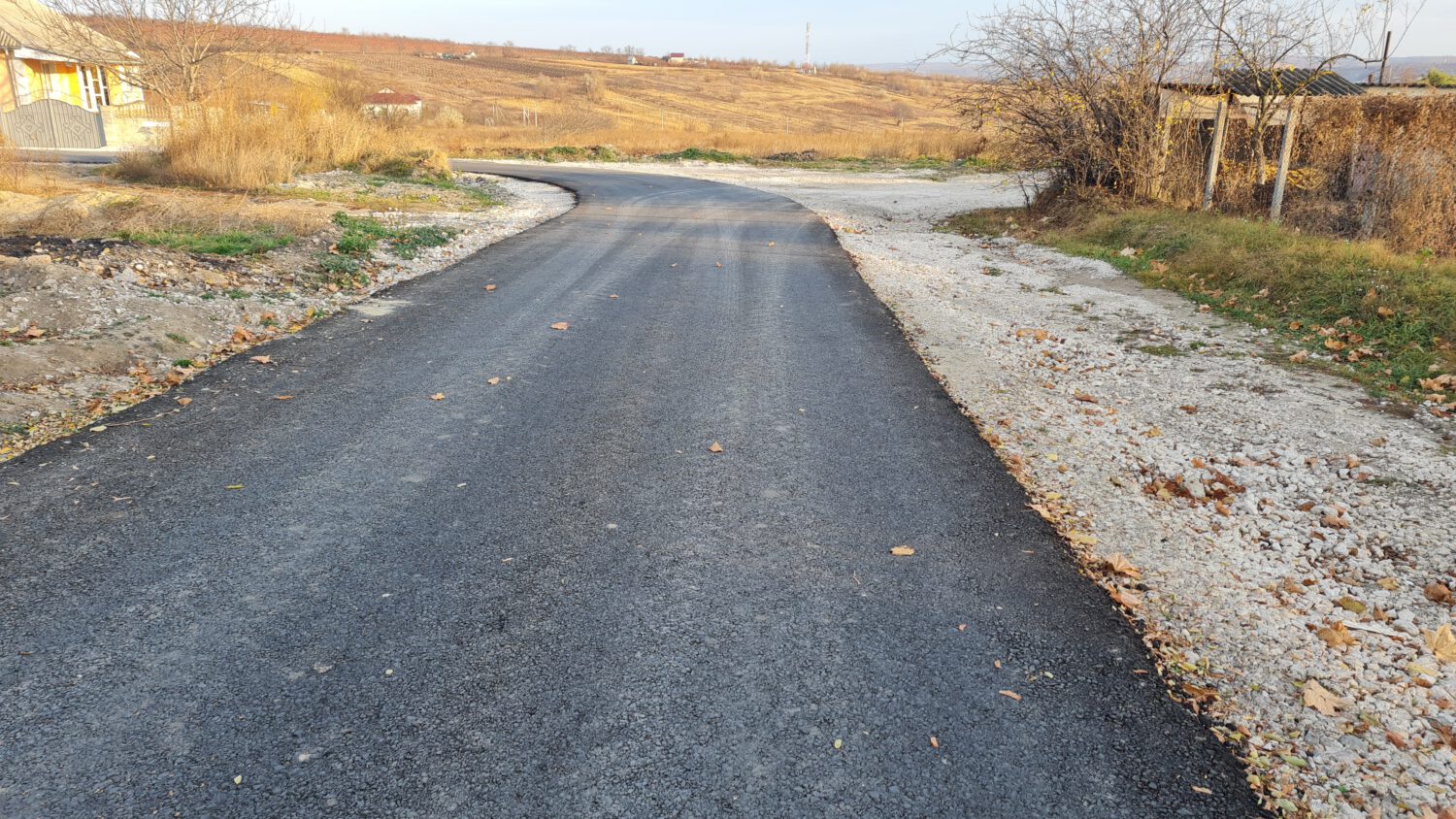 GALERIE FOTO cu asfaltul de pe strada Sf. Vineri din sectorul Albeni 5 str Sf Vineri asfalt 2