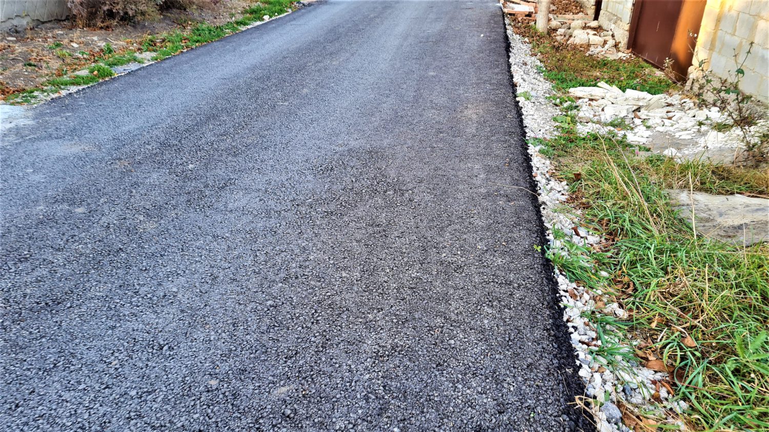 GALERIE FOTO cu asfaltul de pe strada Sf. Vineri din sectorul Albeni 22 str Sf Vineri asfalt 20