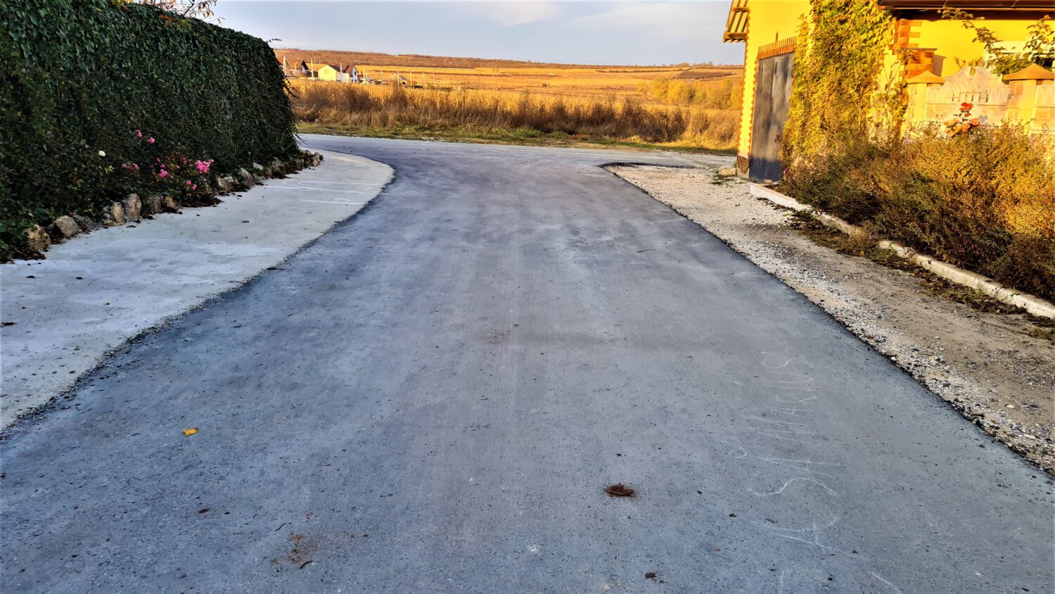 GALERIE FOTO cu asfaltul de pe strada Sf. Vineri din sectorul Albeni 28 str Sf Vineri asfalt 26
