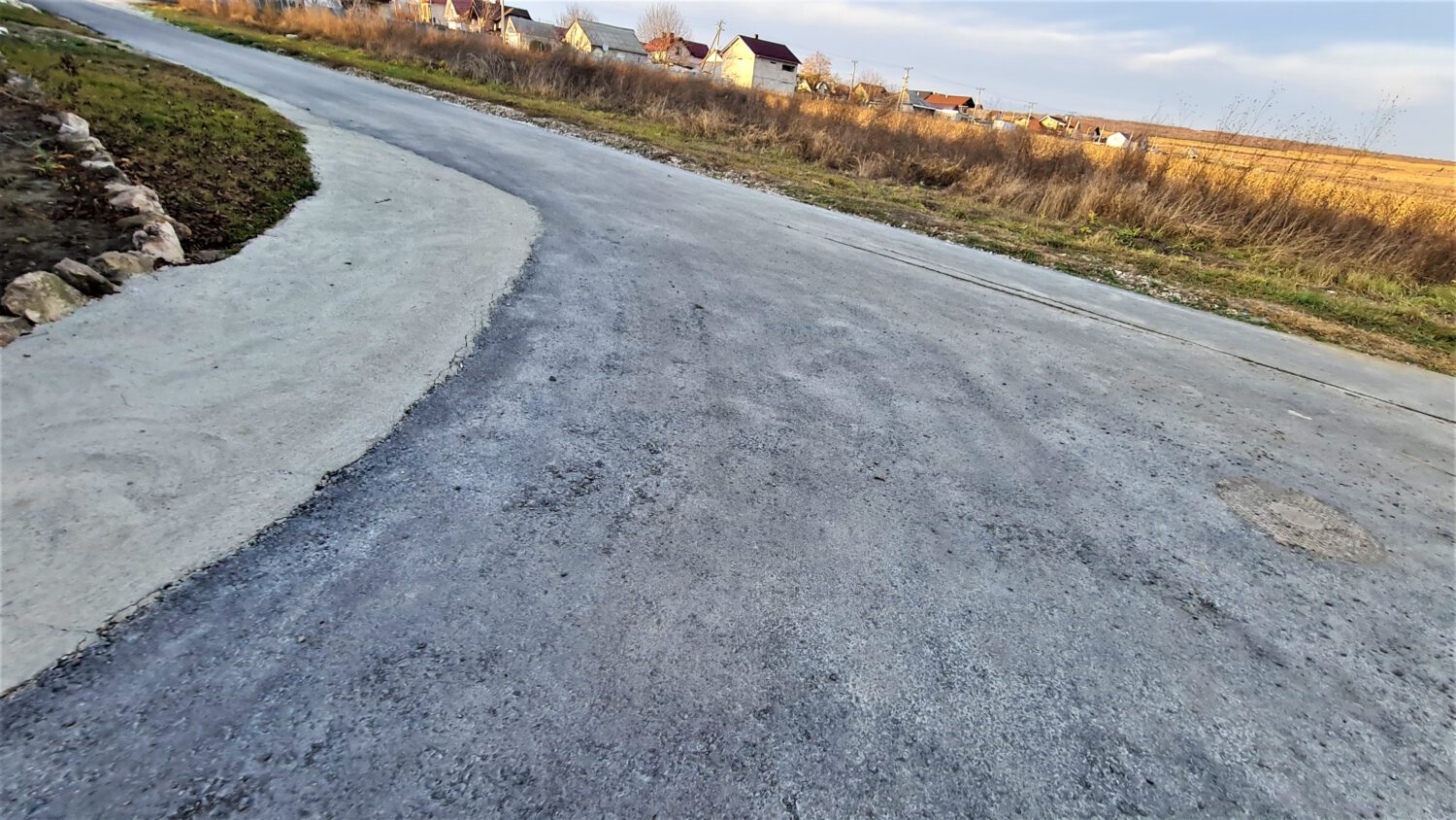 GALERIE FOTO cu asfaltul de pe strada Sf. Vineri din sectorul Albeni 31 str Sf Vineri asfalt 29