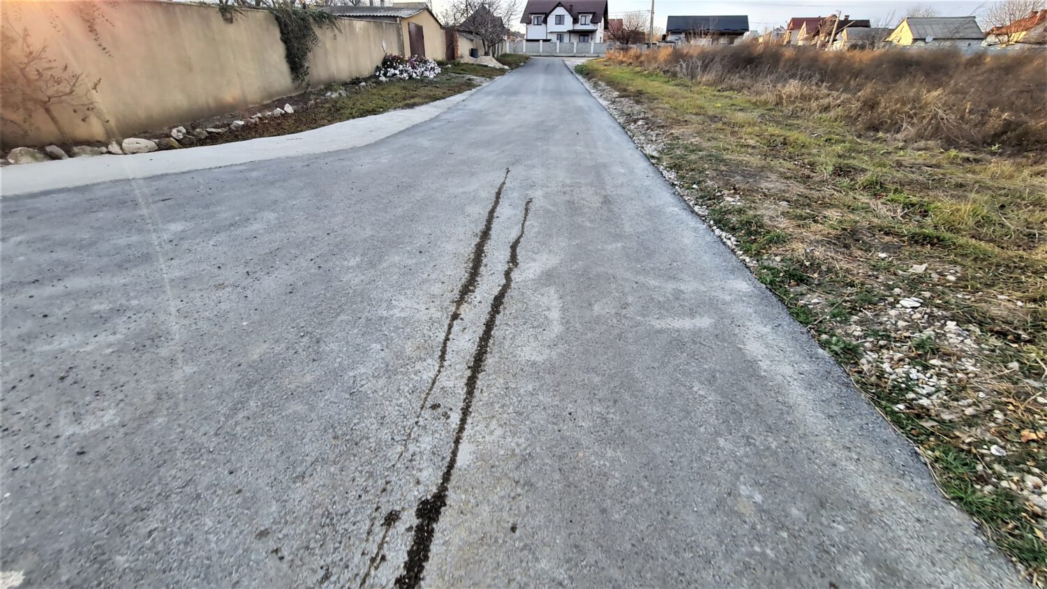 GALERIE FOTO cu asfaltul de pe strada Sf. Vineri din sectorul Albeni 32 str Sf Vineri asfalt 30