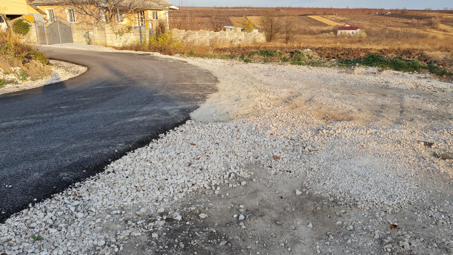 GALERIE FOTO cu asfaltul de pe strada Sf. Vineri din sectorul Albeni 6 str Sf Vineri asfalt 4