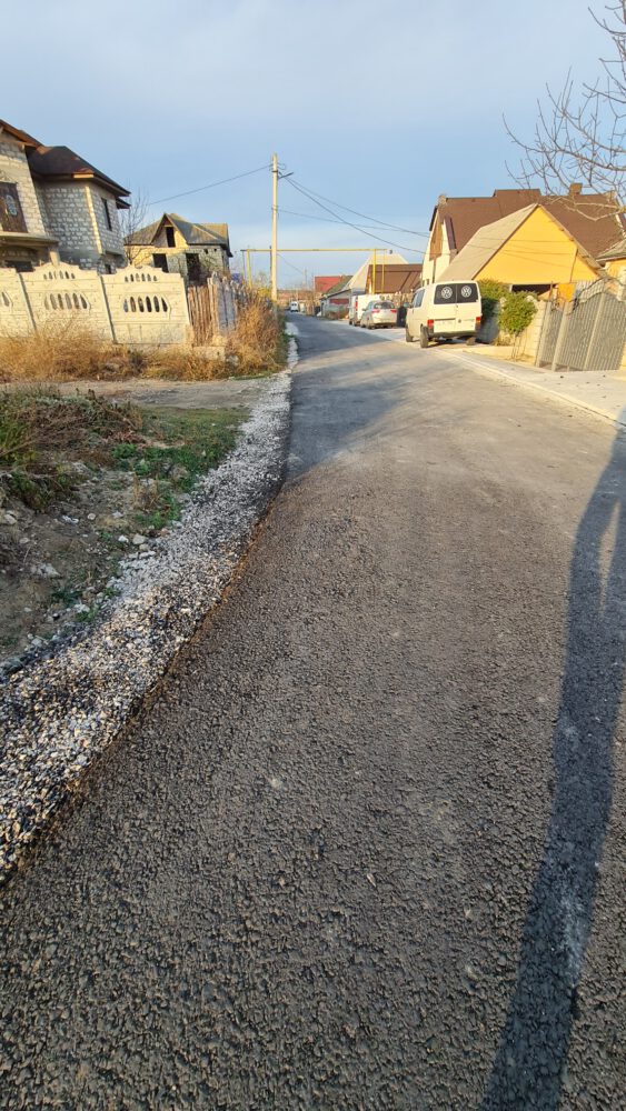 GALERIE FOTO cu asfaltul de pe strada Sf. Vineri din sectorul Albeni 7 str Sf Vineri asfalt 5