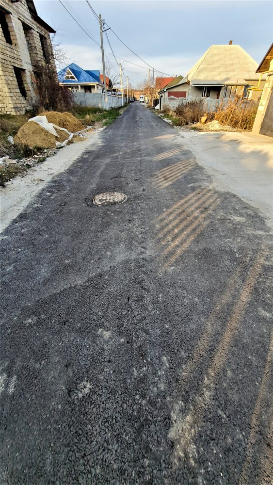 GALERIE FOTO cu asfaltul de pe strada Sf. Vineri din sectorul Albeni 9 str Sf Vineri asfalt 7
