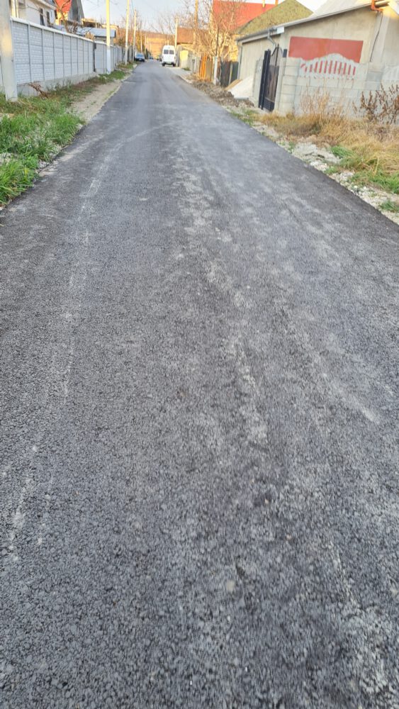 GALERIE FOTO cu asfaltul de pe strada Sf. Vineri din sectorul Albeni 10 str Sf Vineri asfalt 8