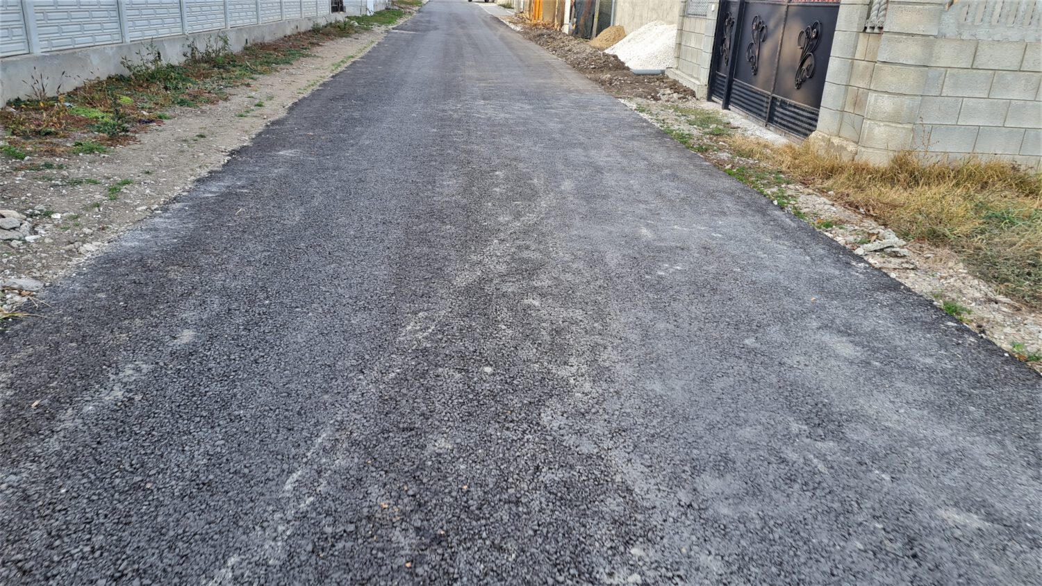 GALERIE FOTO cu asfaltul de pe strada Sf. Vineri din sectorul Albeni 11 str Sf Vineri asfalt 9