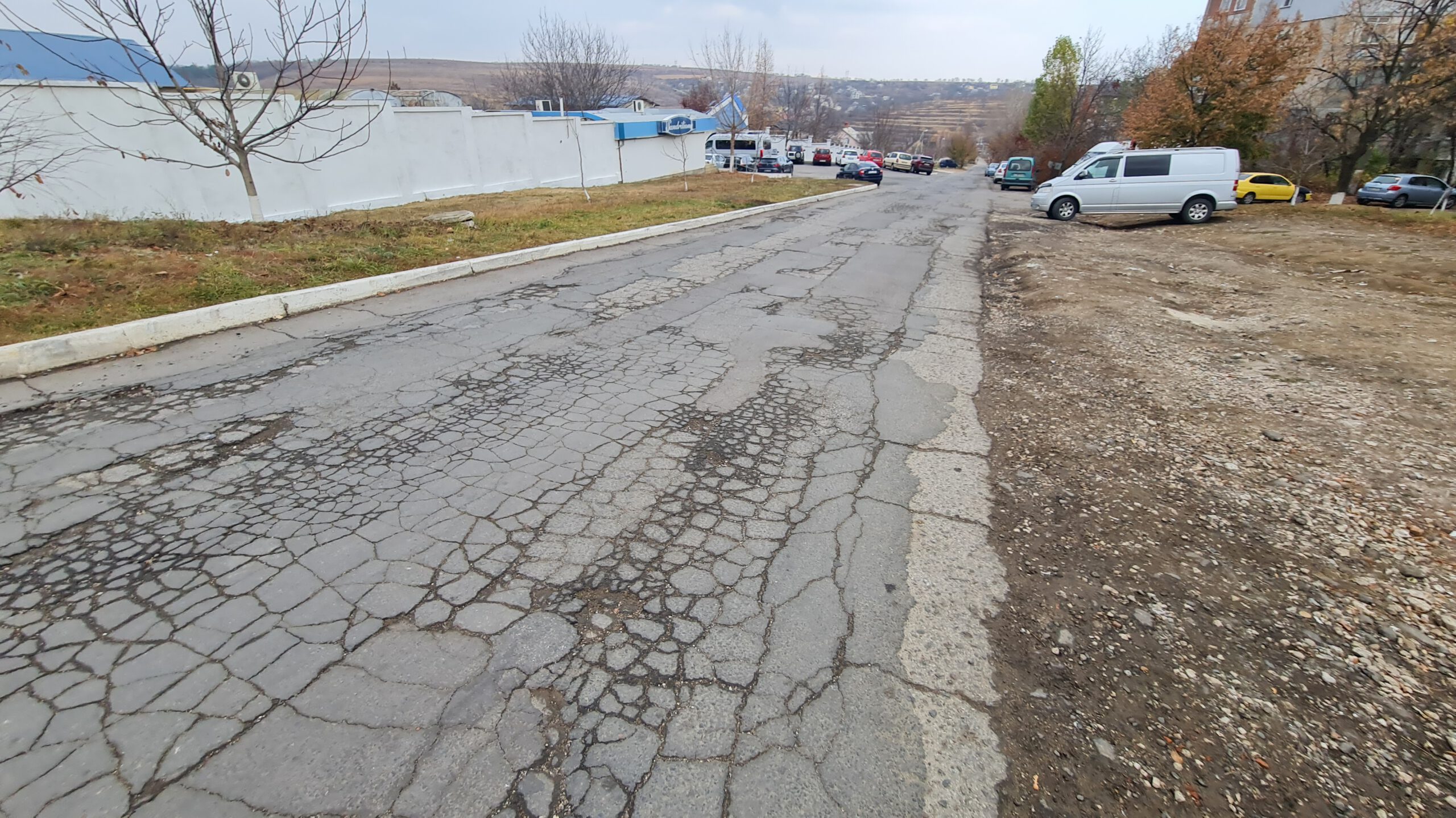 Un buget de peste 14 milioane de lei este planificat pentru asfaltarea drumurilor în 2022 în orașul Ialoveni. Vezi lista străzilor: 1 strada Liviu Rebreanu dezastru scaled
