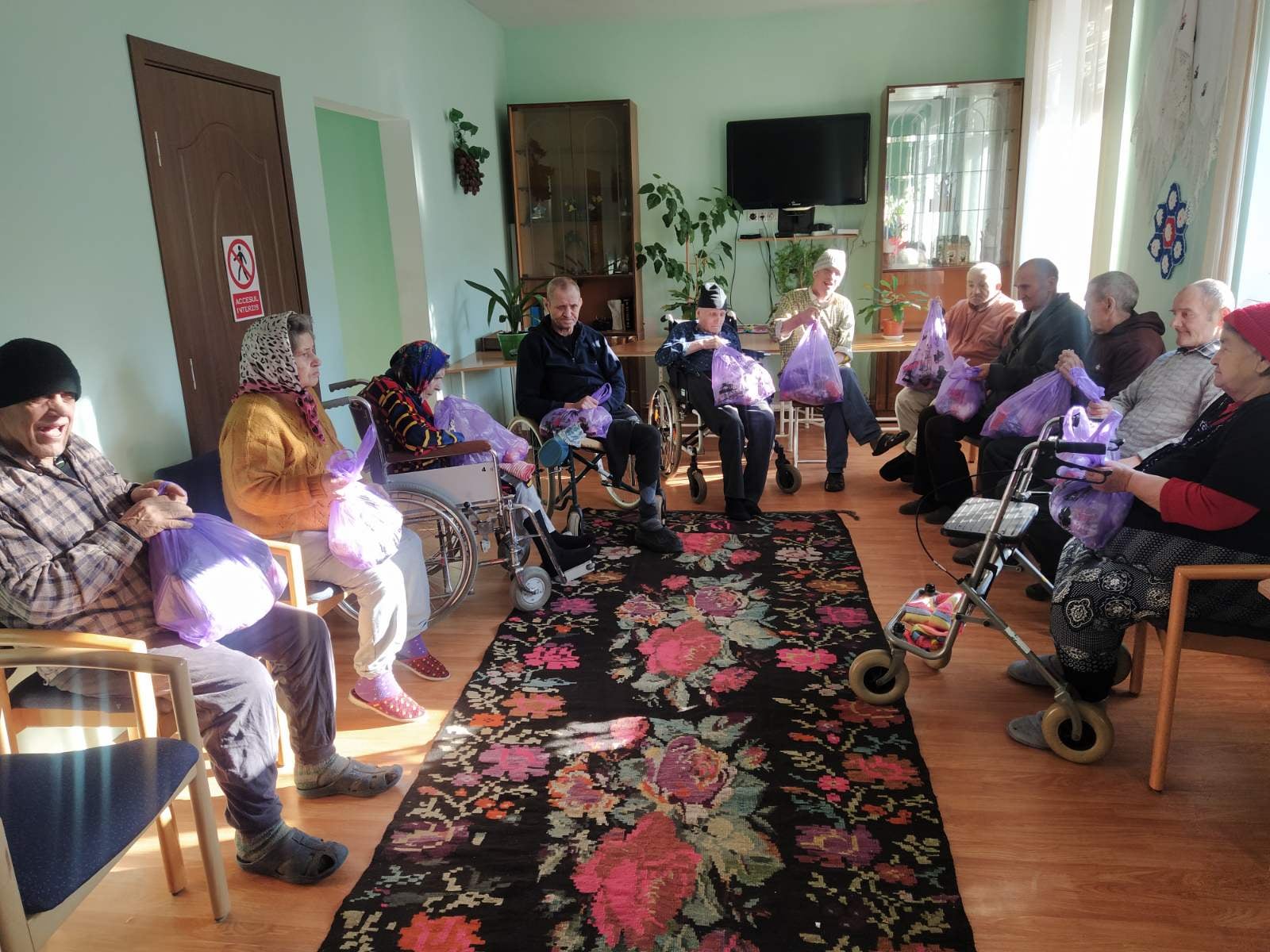 Cadouri pentru bătrânii aflați în centrul „Speranța” din Costești 1 271824699 413165160600367 1334095714102562534 n