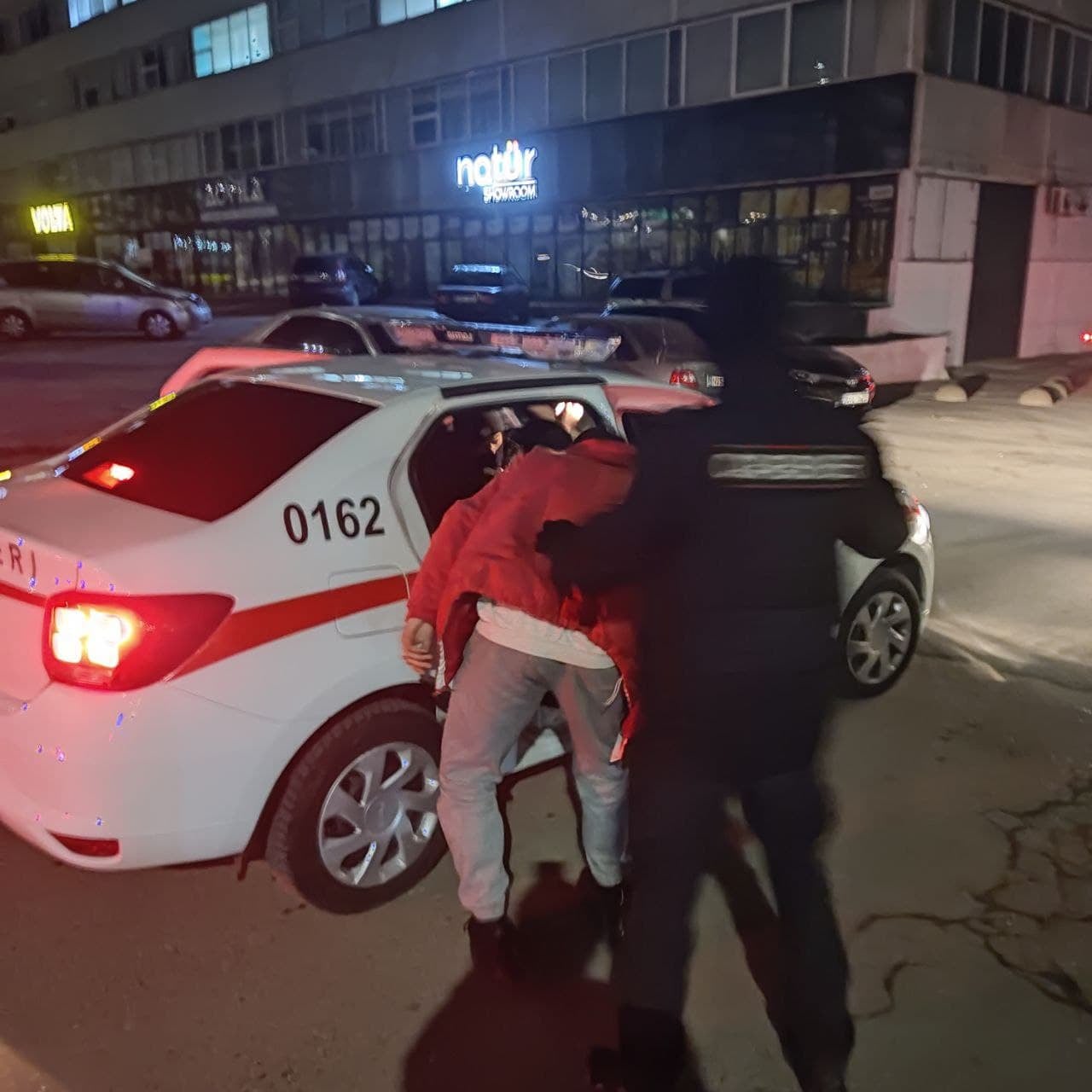 Un tânăr din raionul Ialoveni reținut de către carabinieri: substanțe interzise și un pistol fără acte au fost depistate asupra sa 1 274622164 3217957755105361 3422517884822818109 n