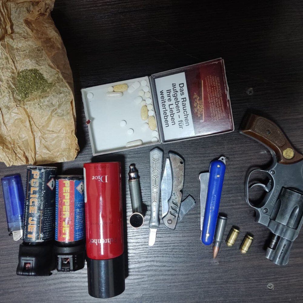 Un tânăr din raionul Ialoveni reținut de către carabinieri: substanțe interzise și un pistol fără acte au fost depistate asupra sa 2 274628337 3217957695105367 6561836182800805853 n
