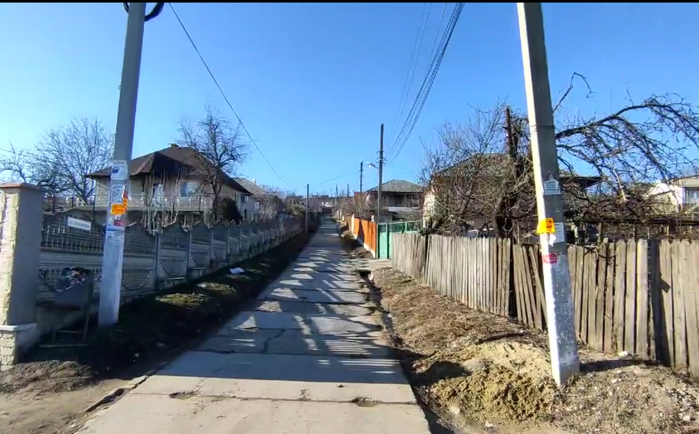 Autoritățile din Bardar îndeamnă cetățenii să raporteze identitatea persoanelor care lipesc anunțuri în locuri neautorizate 1 bardar