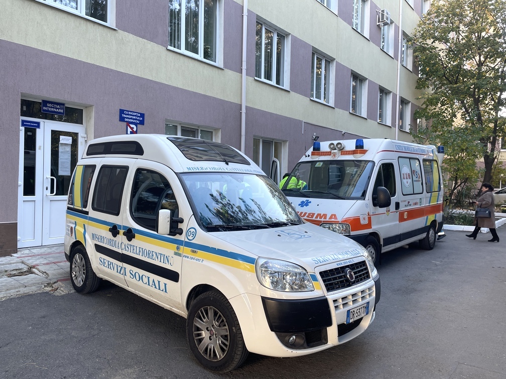 FOTO// Donație din Italia: ambulanță pentru Spitalul raional și autospecială pentru școala din Puhoi 2 ambulanta spitalul raional ialoveni 2