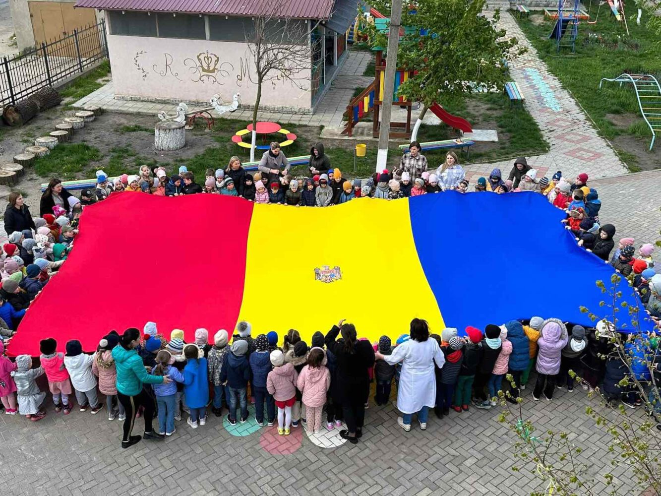 (GALERIE FOTO) 27 aprilie marcăm Ziua tricolorului Republicii Moldova 7 Gradinita Regina Maria 2