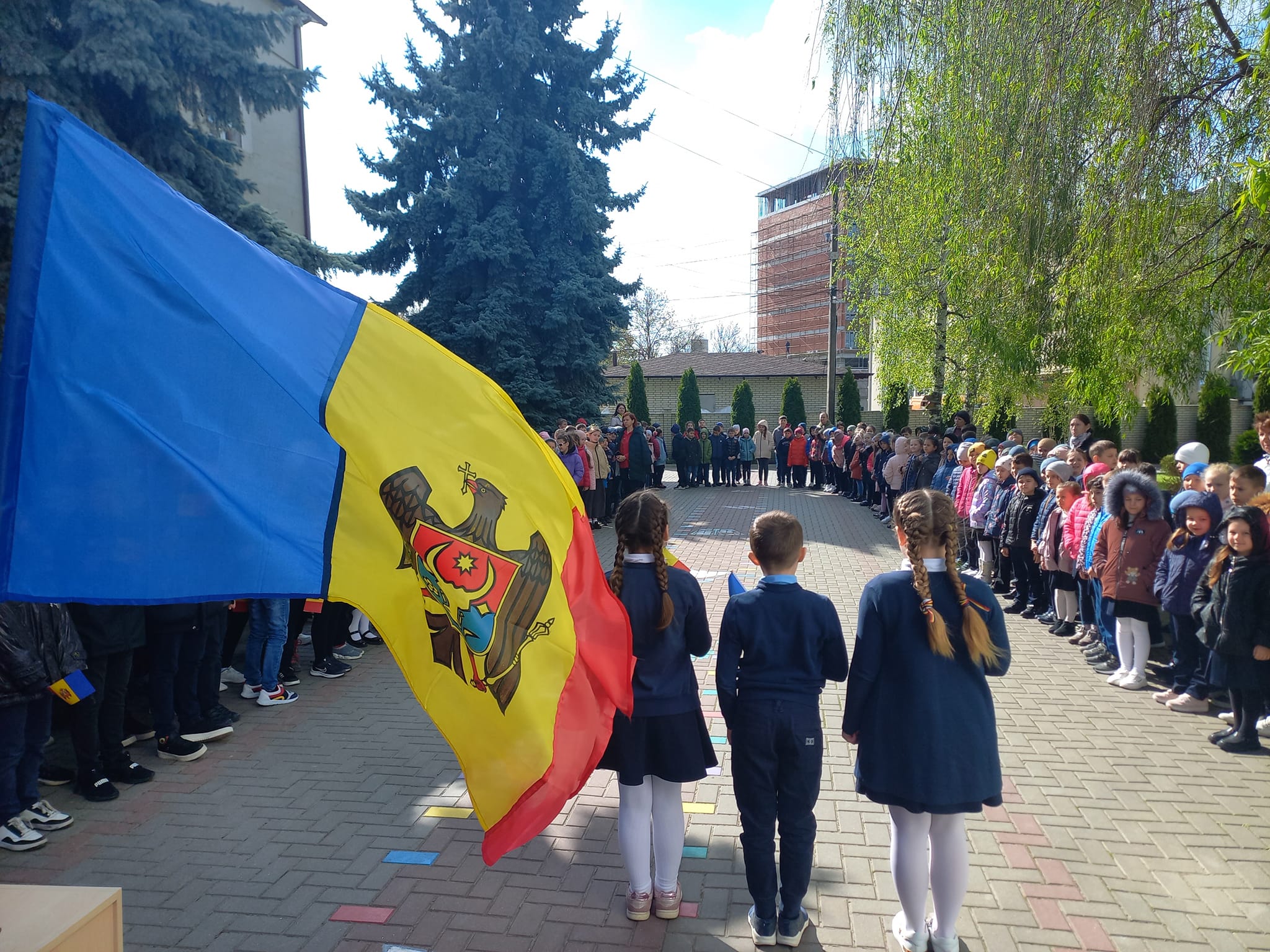 (GALERIE FOTO) 27 aprilie marcăm Ziua tricolorului Republicii Moldova 1 Scoala PRIMARA iALOVENI 1