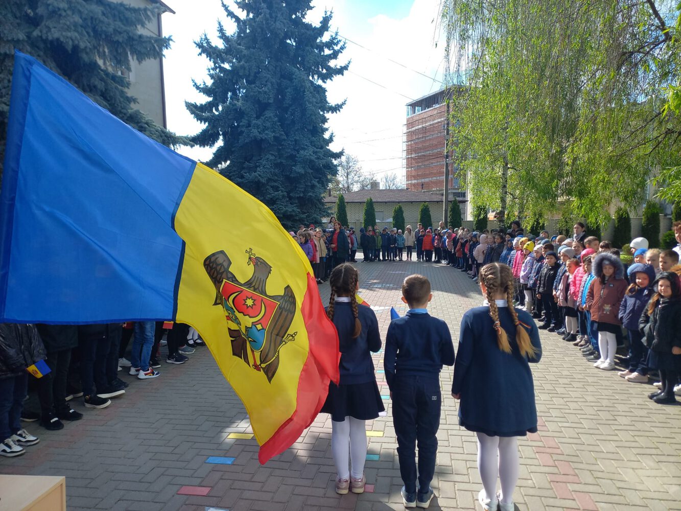 (GALERIE FOTO) 27 aprilie marcăm Ziua tricolorului Republicii Moldova 10 Scoala PRIMARA iALOVENI 2
