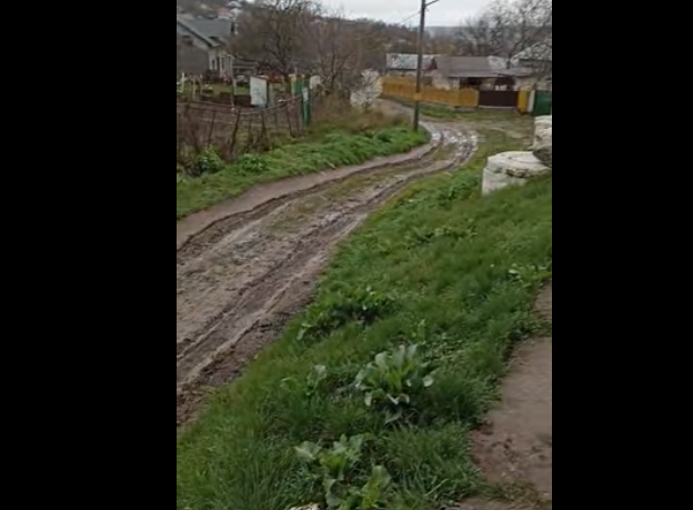 Ulmu: O locuitoare scrie despre starea proasta a drumului ce duce spre grădiniță. Ce spune primarul 1 drum spre gradinita s. ulmu 1