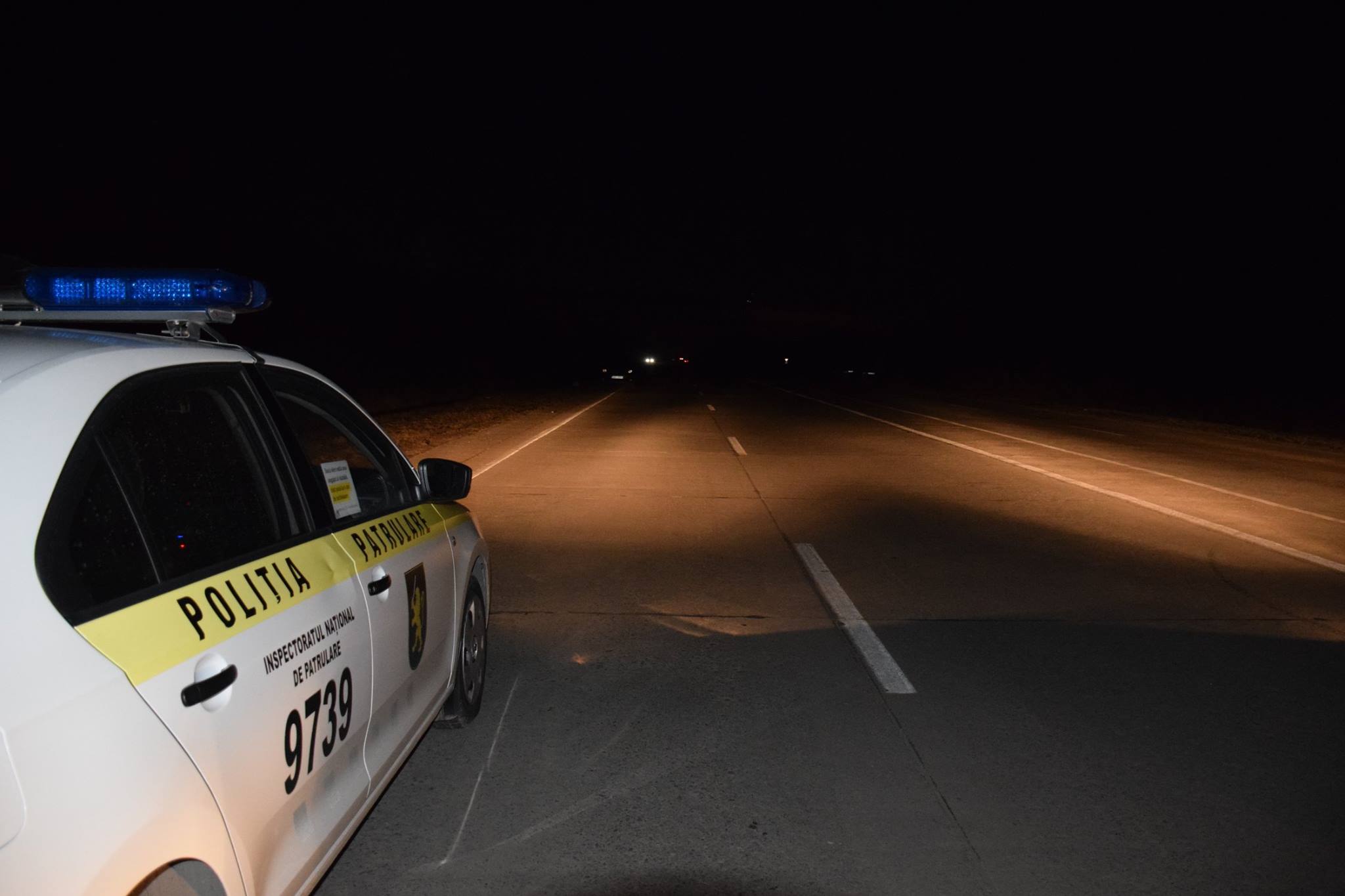 Un costeștean a fugit încătușat din mașina de poliție, după ce acesta a îmbrâncit polițiștii și a lovit în automobilul de serviciu 1 gte45y6