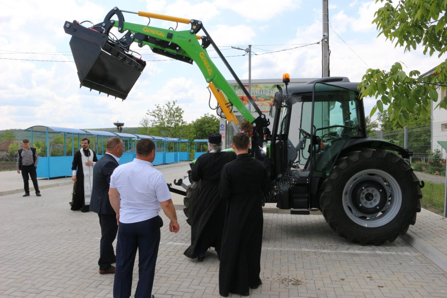 Agheasmă pentru un tractor și o porțiune de drum din Coridorul 16, de Hramul satului Horești 3 img 5459