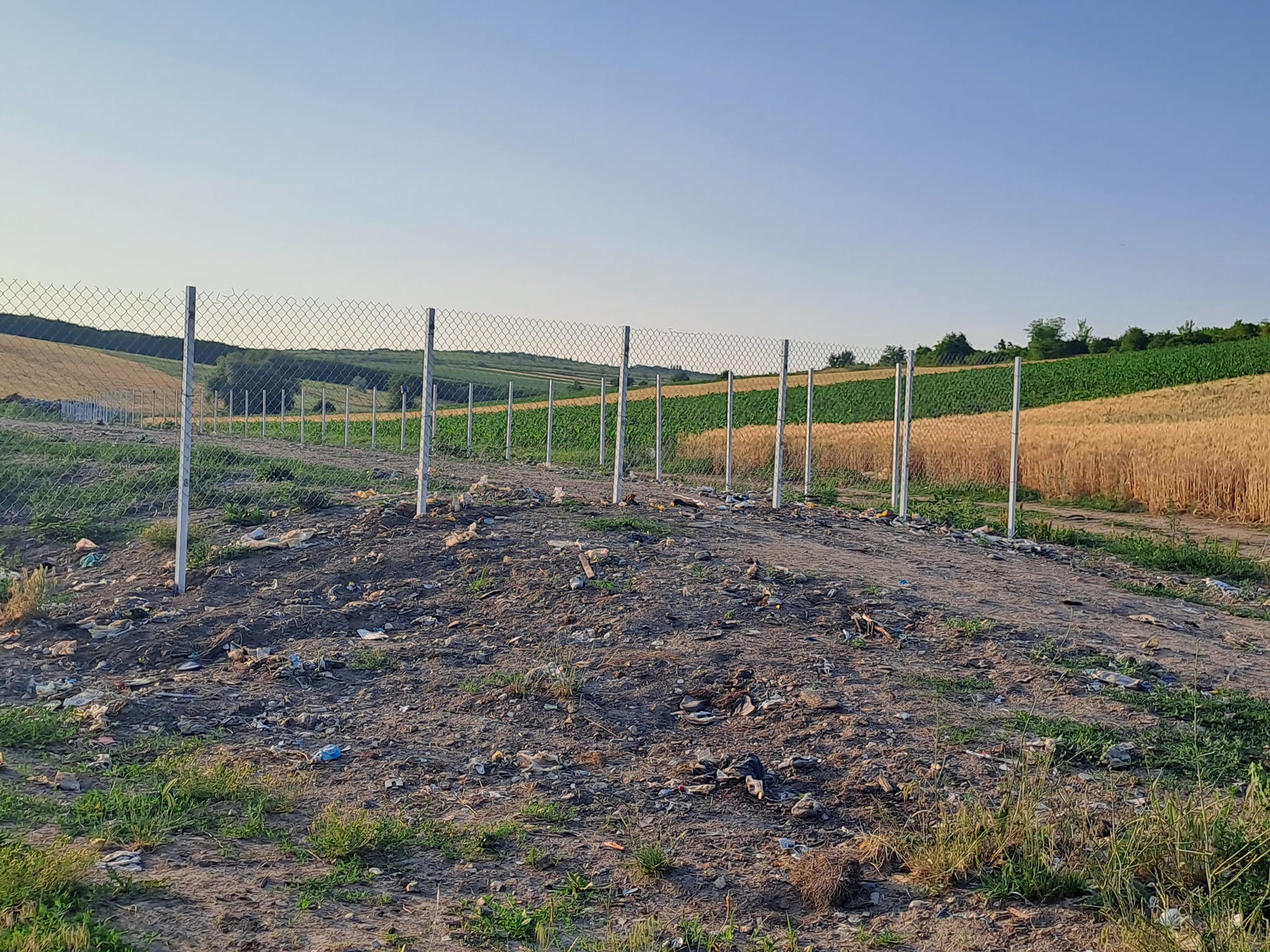 Gunoiștea din Molești a fost îngrădită, pentru a evita împrăștierea deșeurilor 1 gunoiste Molesti