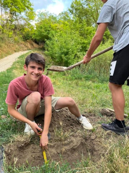 Răzeni: “Râpa din centrul satului”, transformată într-un spațiu pentru recreere. Despre cum tinerii cu inițiativă pot schimba lucrurile spre bine 7 img 6384