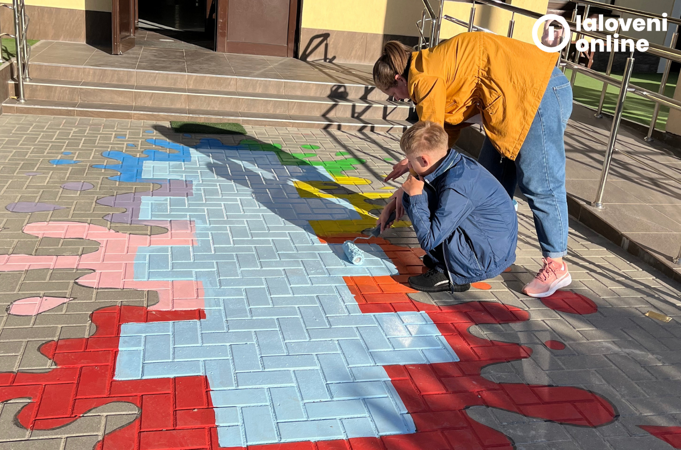 FOTO: Împreună pentru o societate tolerantă. Zeci de copii și adulți au colorat astăzi curtea Unității de Educație Incluzivă din Ialoveni 14 10